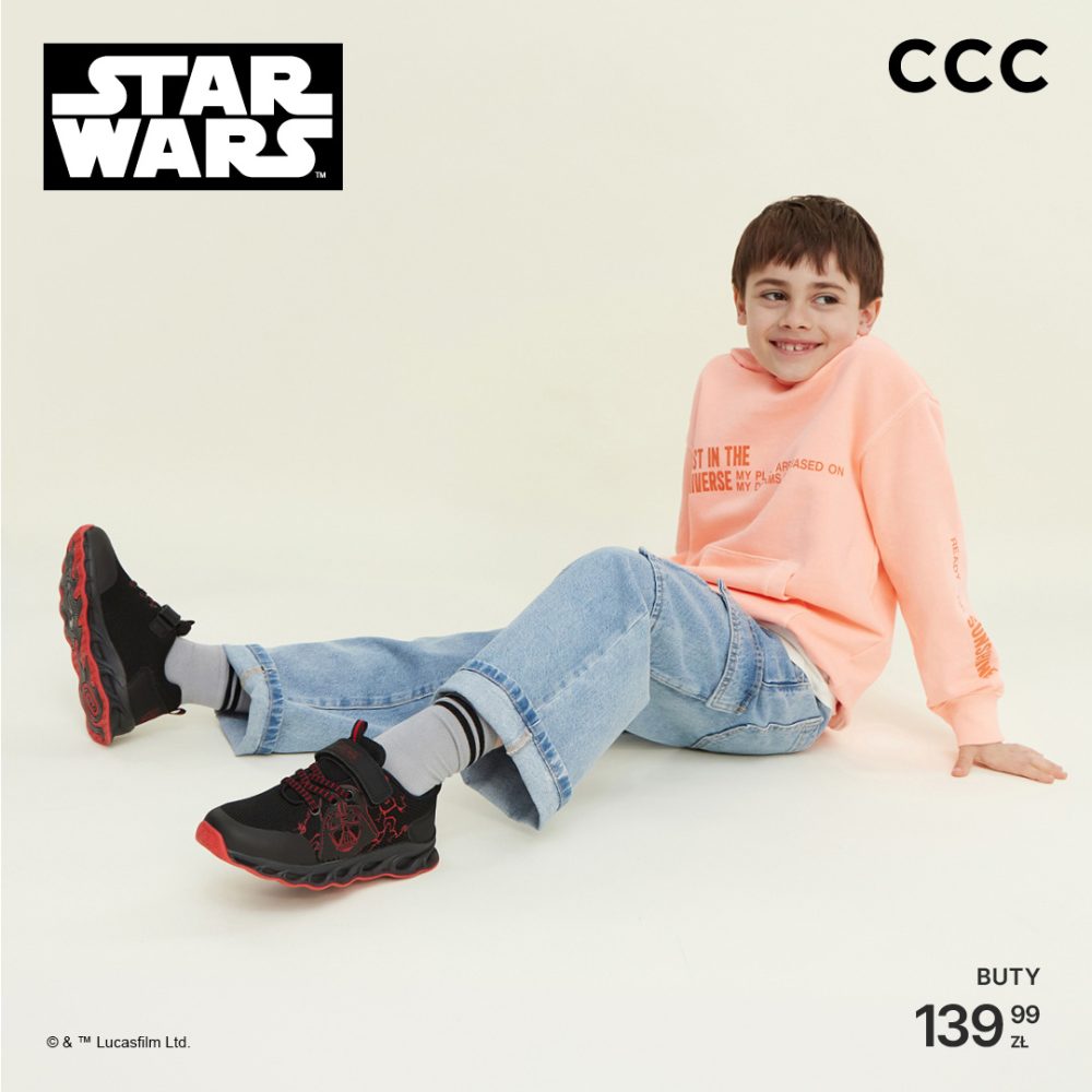 Chłopiec w obuwiu ze sklepu CCC