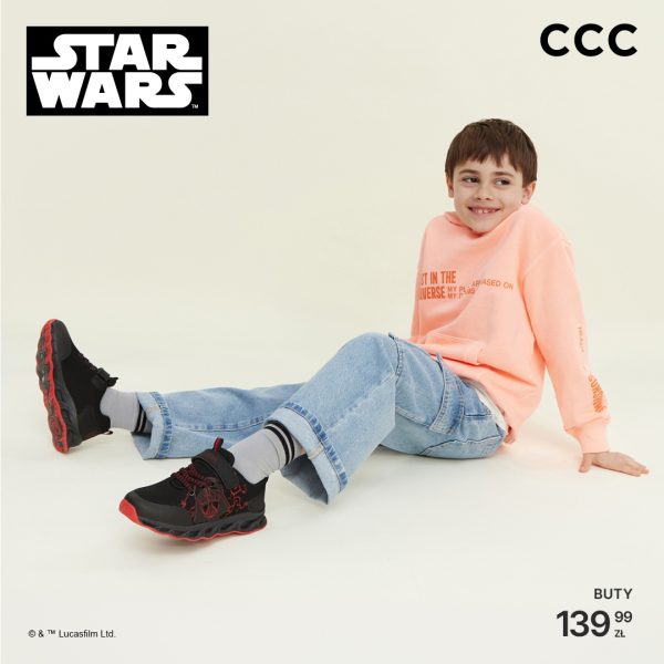 Chłopiec w obuwiu ze sklepu CCC