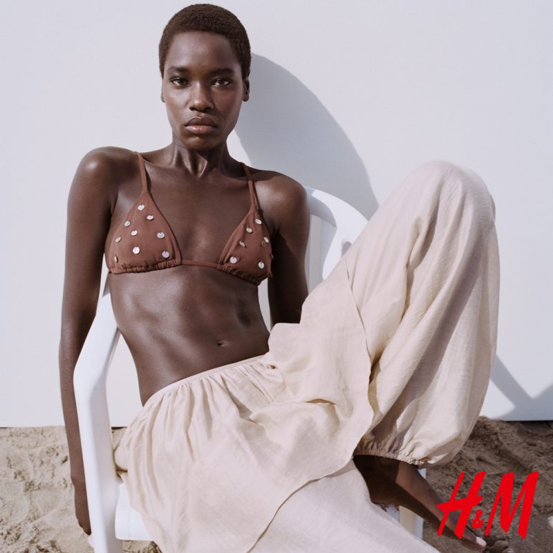 Czarnoskóra modelka w stylizacji letniej z H&M