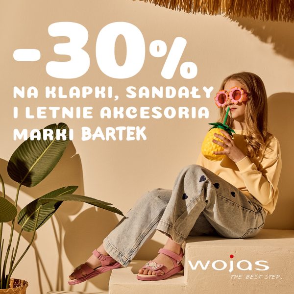 Dziewczynka w sandałach ze sklepu Wojas