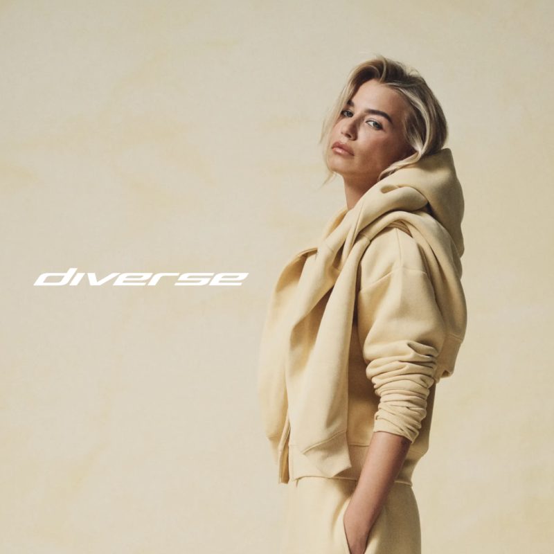 Modelka w bluzie z Diverse